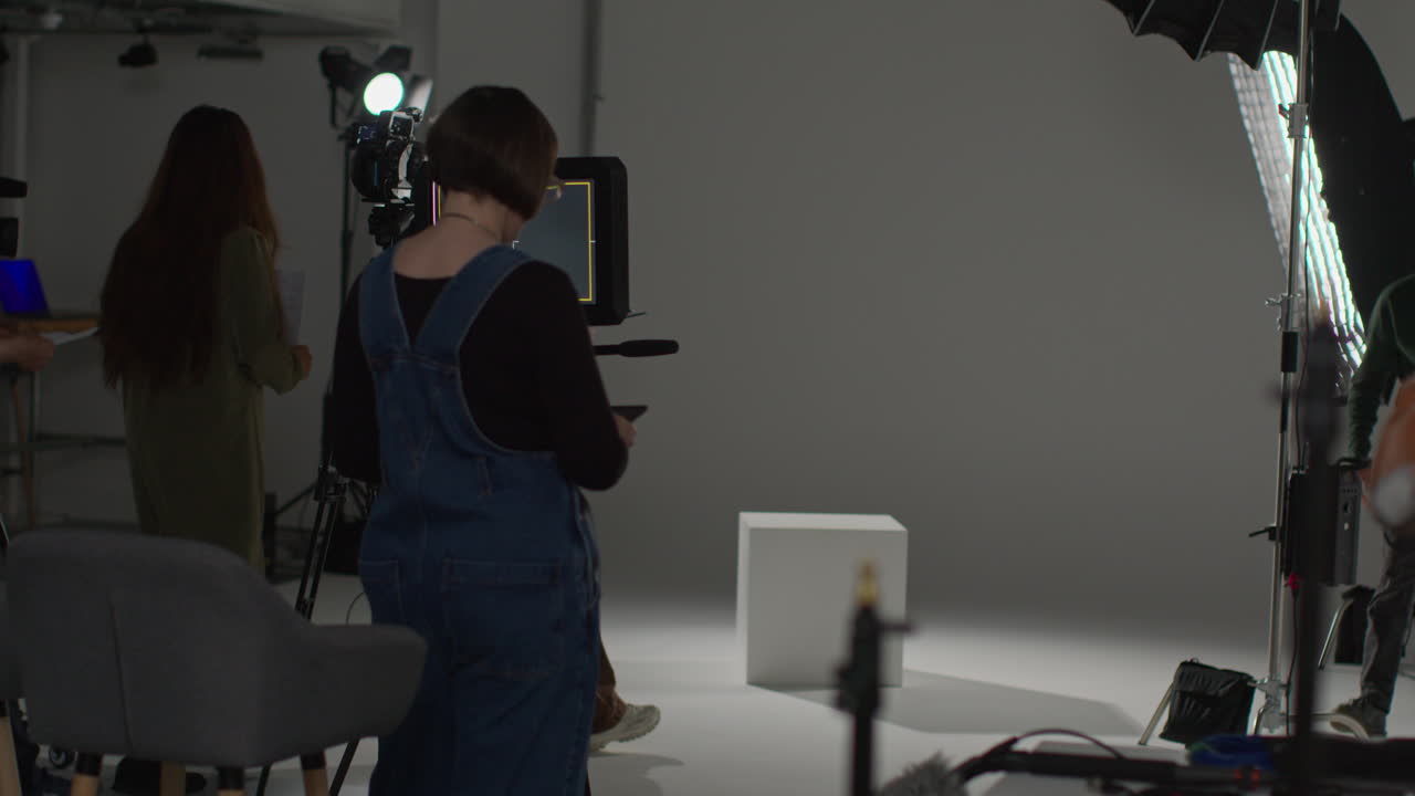 여성 감독과 함께 스튜디오에서 영화 또는 비디오를 촬영하는 배우, 영화 카메라맨, 사운드 레코더 및 어시스턴트