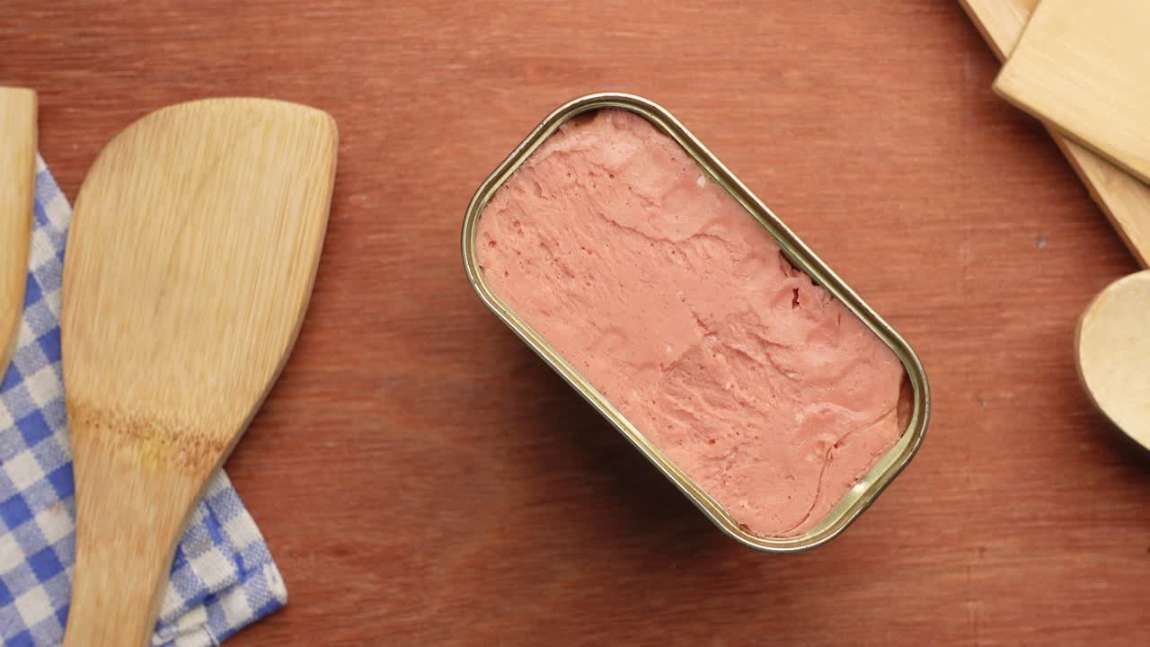 jamón enlatado en una mesa de madera