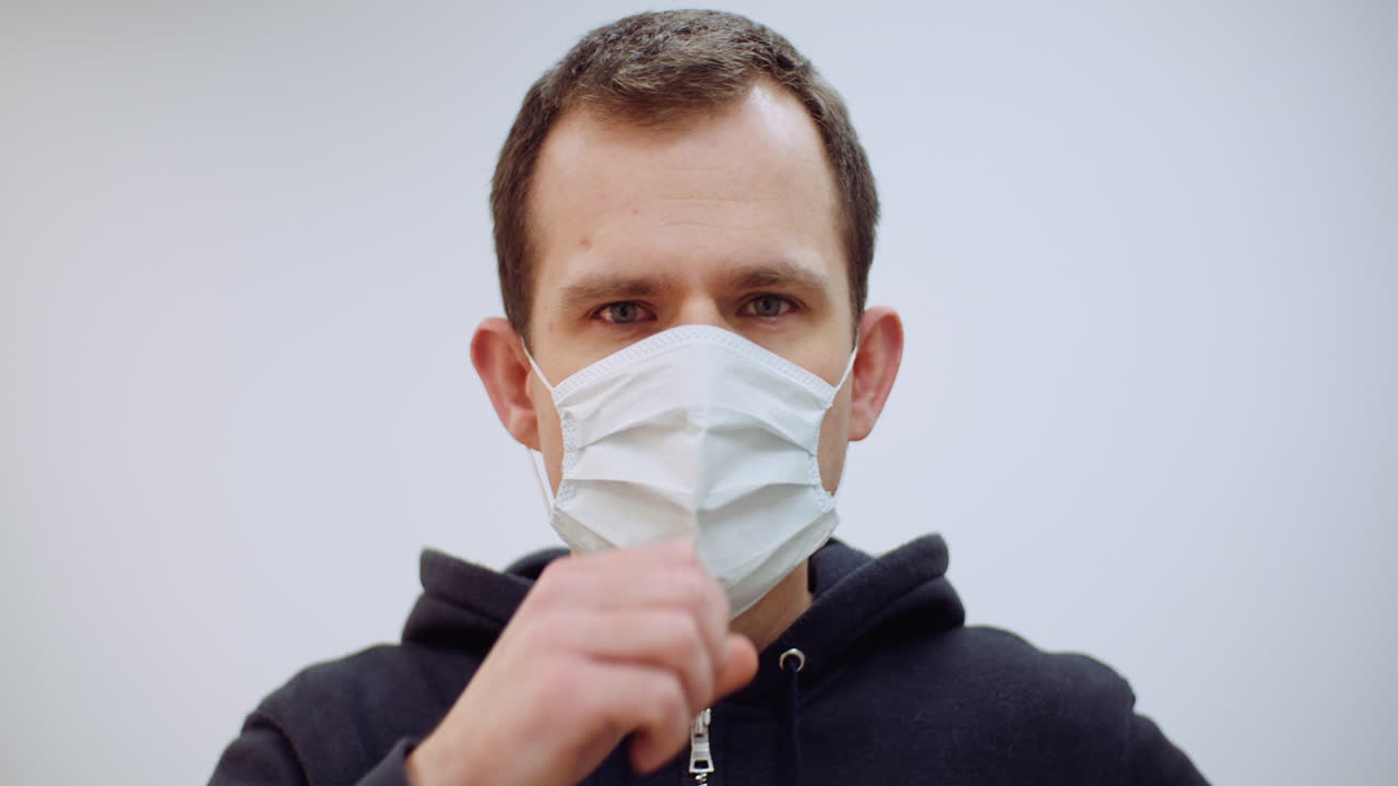 hombre con síntomas de coronavirus con máscara protectora 1