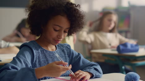 Niña-Levantando-La-Mano-En-La-Lección.-Profesora-Ayudando-A-Los-Estudiantes-Con-El-Trabajo-De-Clase