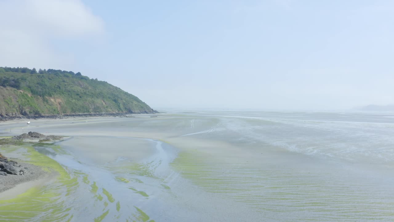 썰물 때 프랑스 브리타니 해안의 갯벌