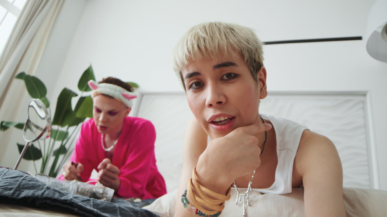 침실에서 비디오를 하는 사람