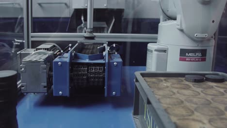 sistema de automatización industrial con transportador y robot