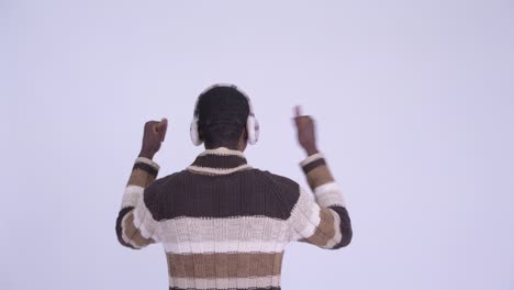 joven y guapo hombre africano listo para el invierno