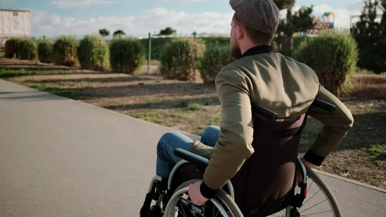 hombre en silla de ruedas