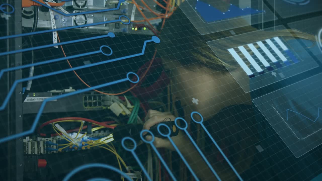 animación de la interfaz digital y el procesamiento de datos sobre una trabajadora de la sala de servidores caucásica