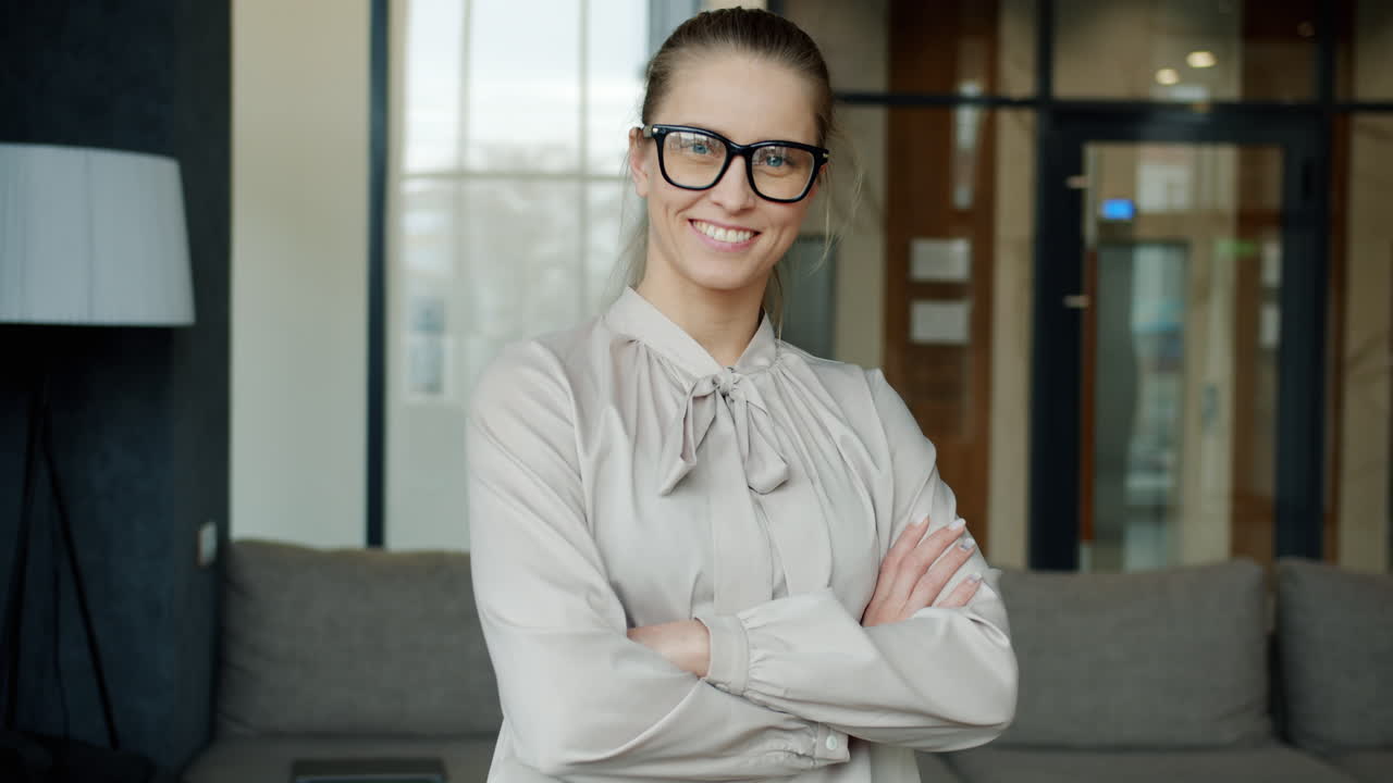 retrato de mujer de negocios en una oficina moderna