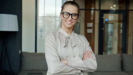 retrato de mujer de negocios en una oficina moderna