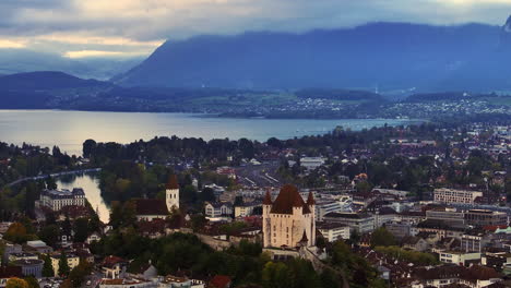 Antena-Cinematográfico-Zumbido-Centro-De-La-Ciudad-Thun-Suiza-Carros-Pueblo-Suizo-Ciudad-Centro-Maravillosa-Castillo-De-Thun-Duques-De-Zährigen-Interlocken-Berna-Jungfrau-Nublado-Amanecer-Atardecer-Círculo-Derecha-Lentamente-Movimiento