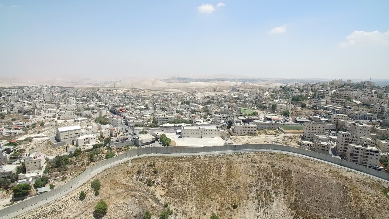 Vista aerea di una città delimitata da un muro di separazione in cemento