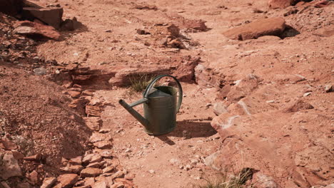 Getränkedose-In-Sand--Und-Steinwüste