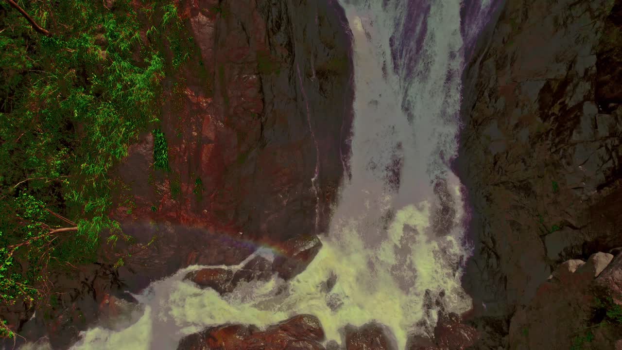 una cascada en un lugar misterioso en costa rica