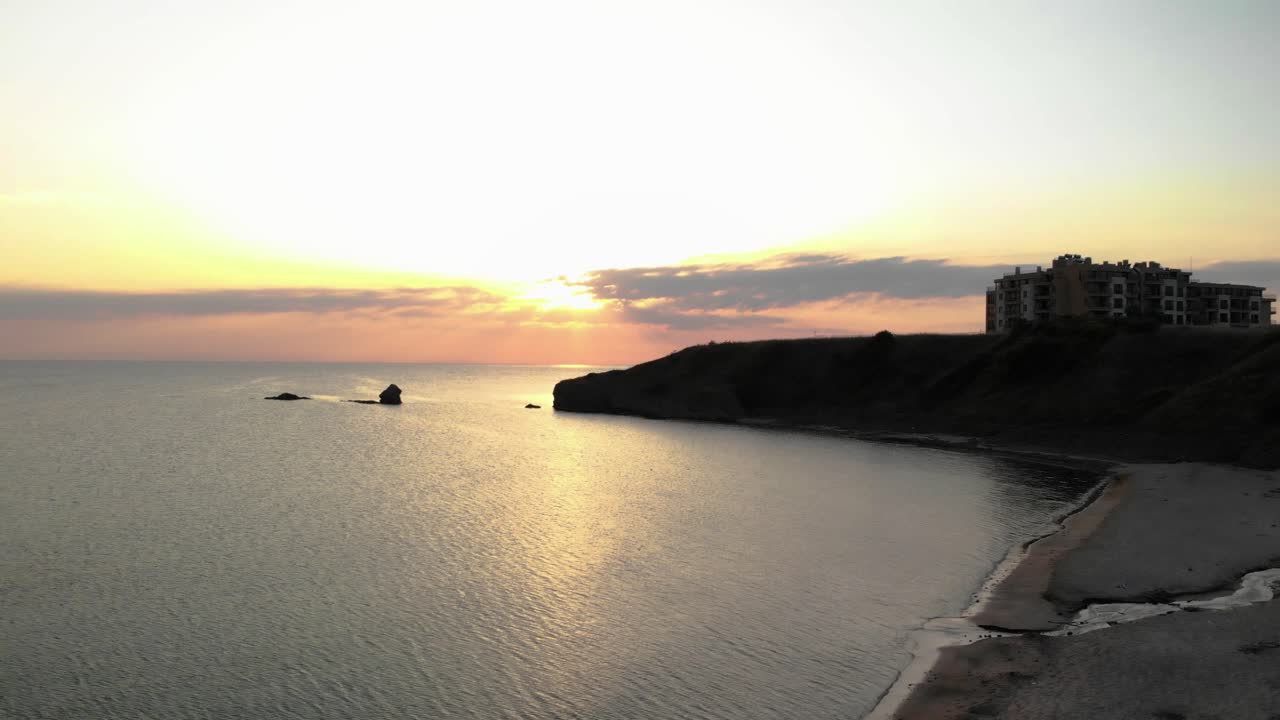 Filmato aereo con panoramica dell'alba sul mare e sulla costa, Bulgaria-2