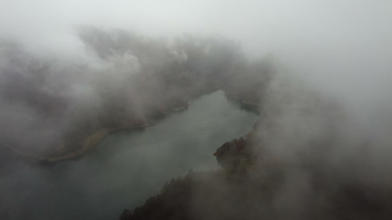 먼 곳 의 조용 한 산 호수 위 에서 비 구름 을 통과 한 공중 비행