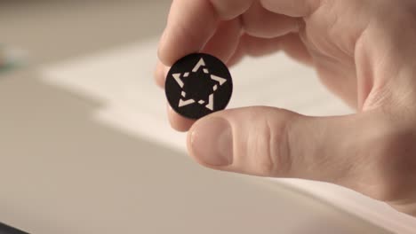 mano con una pieza de juego en forma de estrella