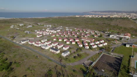 órbita aérea sobre el pueblo de acampada en la costa atlántica de portugal