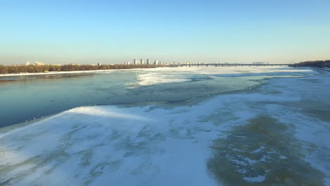 vista aérea del río de hielo en la ciudad de invierno