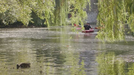 Städtischer-Stadtkanal-Mit-Paarkajak-Von-Hinten