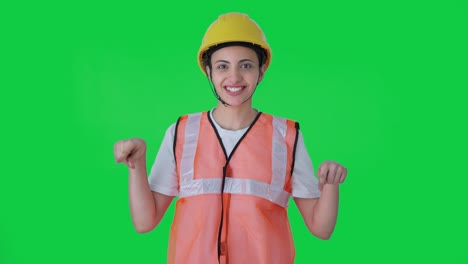 Glückliche-Indische-Bauarbeiterin,-Die-Auf-Grünem-Bildschirm-Spricht