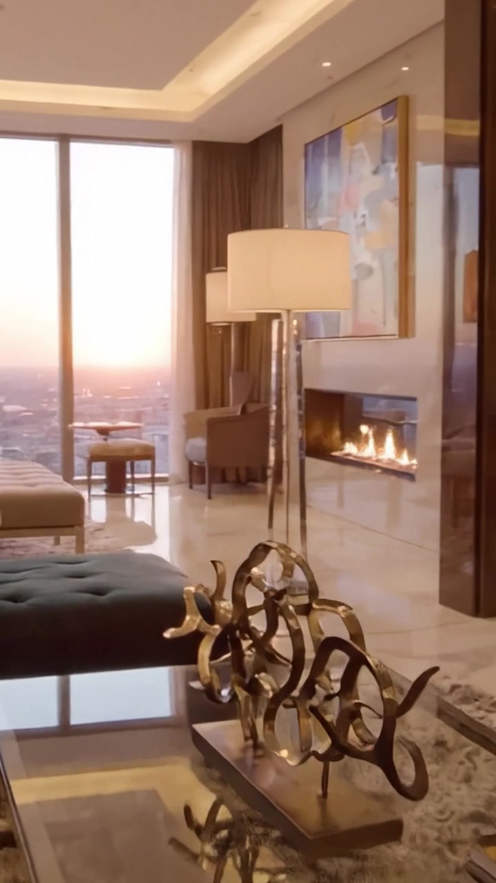 Una impresionante transición de una elegante sala de estar a un sereno dormitorio con una cautivadora vista al atardecer, mostrando diseño moderno y confort lujoso.