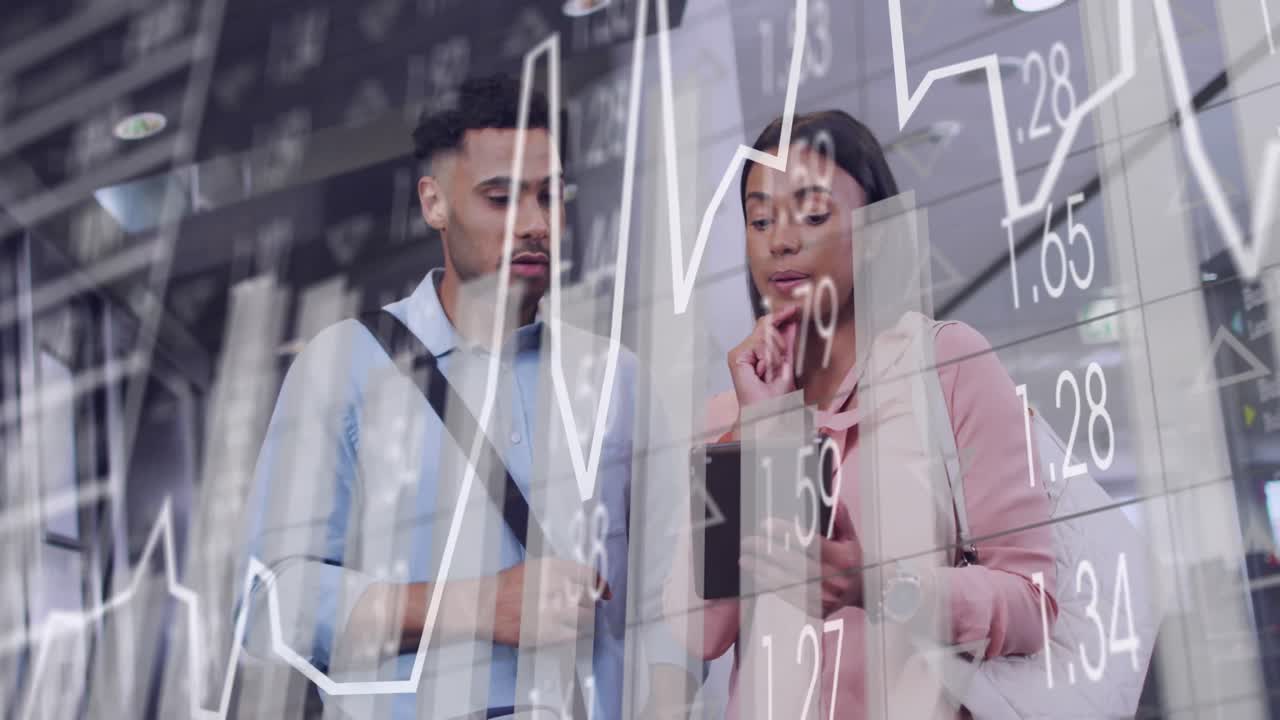 animación del procesamiento de datos sobre gente de negocios biracial en la oficina