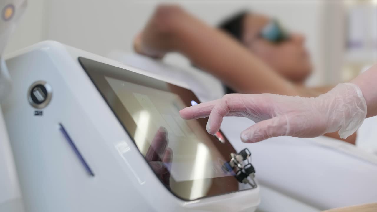 미용실에서 레이저 제거 및 화장품. 화장품, 스파 및 탈모 개념. 여성 다리의 레이저 탈모 절차. 장갑을 입은 의사.