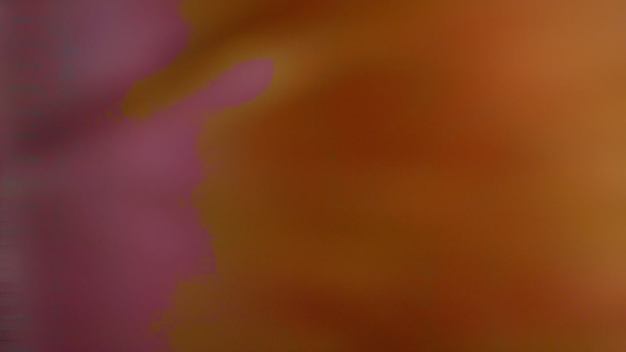 mujer especialista en almacén contando paletas azules analizando la distribución de la fábrica