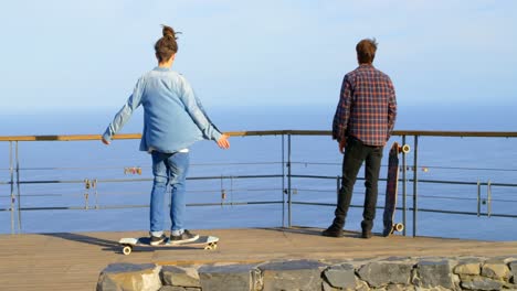 Vista-Trasera-De-Un-Joven-Skater-Montando-Patineta-En-El-Punto-De-Observación-4k