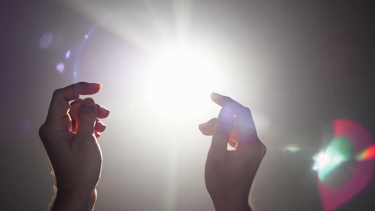 빛을 향해 손을 고