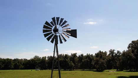 Drohnenaufnahmen-Einer-Ländlichen-Windmühle-In-Einer-Landwirtschaftlichen-Umgebung