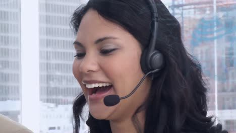 animación del globo de conexiones sobre una mujer de negocios usando auriculares de teléfono