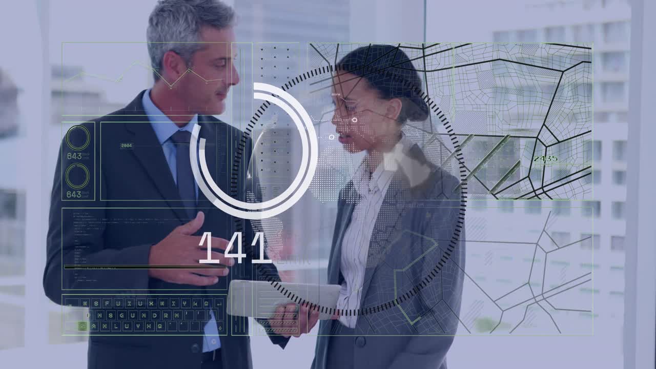 Animação de processamento de dados sobre diversos empresários e empresárias discutindo no escritório