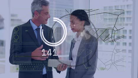 animación del procesamiento de datos sobre diversos hombres y mujeres de negocios discutiendo en la oficina