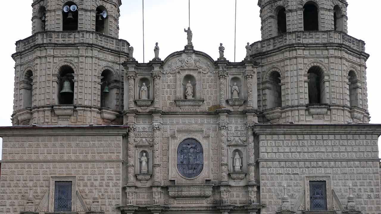 Veduta frontale della storica Chiesa di San Francesco con statua in primo piano a Cajamarca, Perù