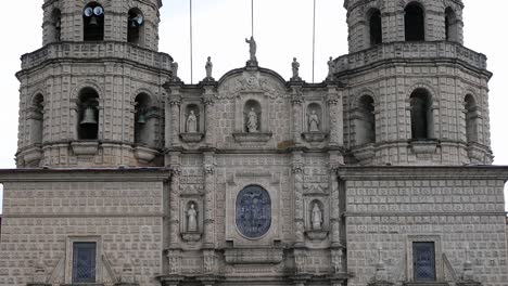 Front-View-Of-Historic-San-Francisco-Church-With-Statue-In-Foreground-In-Cajamarca,-Peru