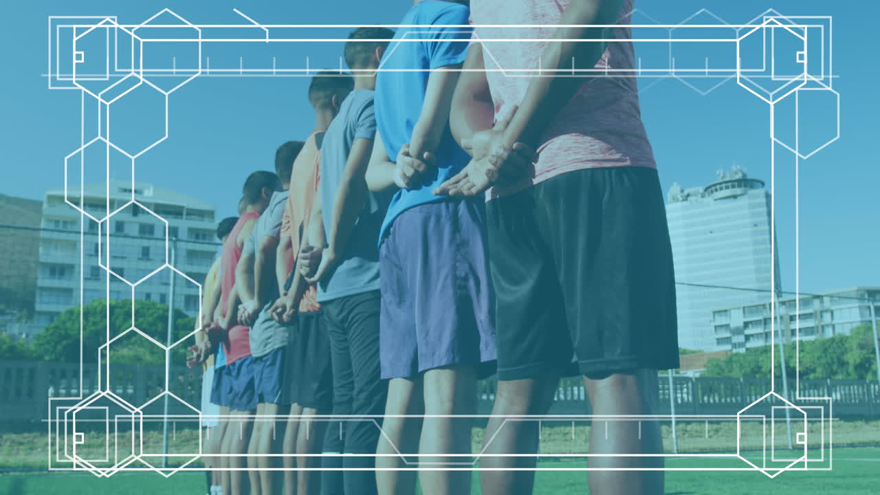 잔디에 서 있는 남자 축구 선수 들 의 팀 에 대항 하여 프레임 을 형성 하는 육각형 모양