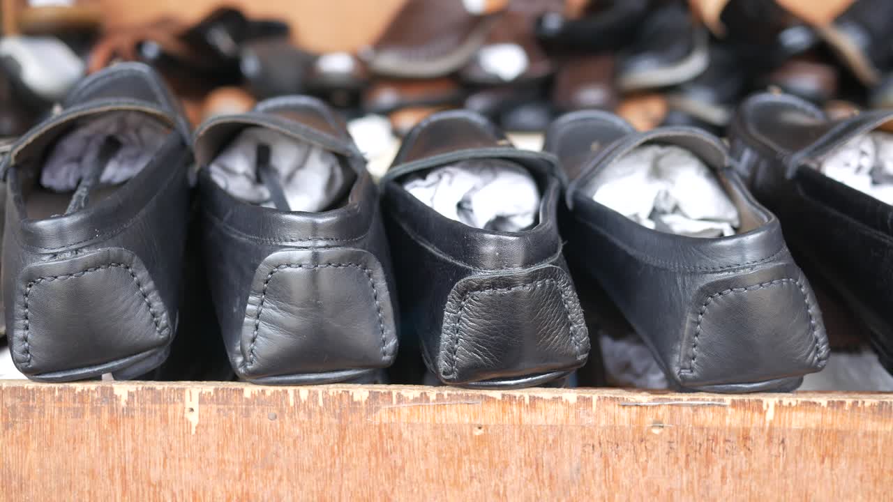 지역 상점 에서 판매 하는 신발 디스플레이