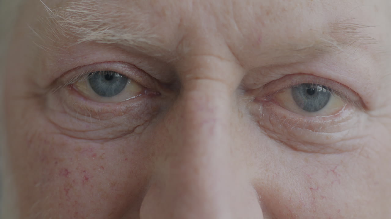 primer plano de los ojos de una persona mayor