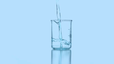 animación de moléculas sobre el reactivo que se vierte en vidrio de laboratorio sobre fondo azul