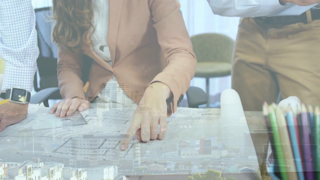 Video verticale: Designer che indica un progetto, tracciando e guidando, mentre una sovrapposizione di città appare sul tavolo