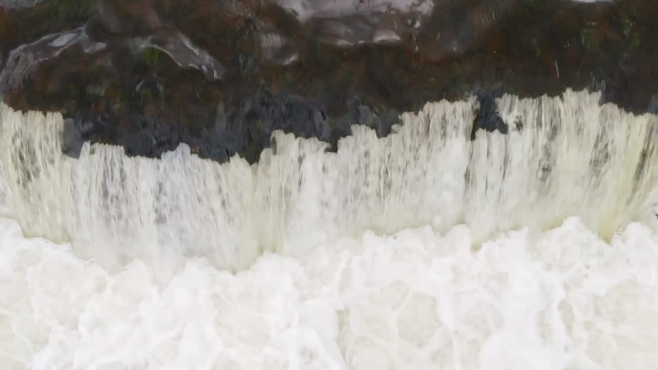 нерест лосося в водопаде вента рапид, вид с воздуха крупным планом