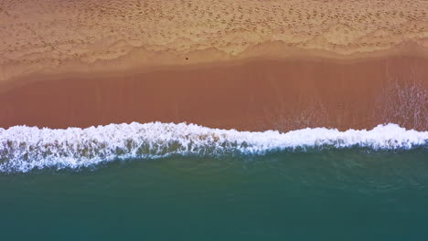 Gewaltige-Meereswellen-Brechen-Am-Tropischen-Sandstrand-In-Thailand
