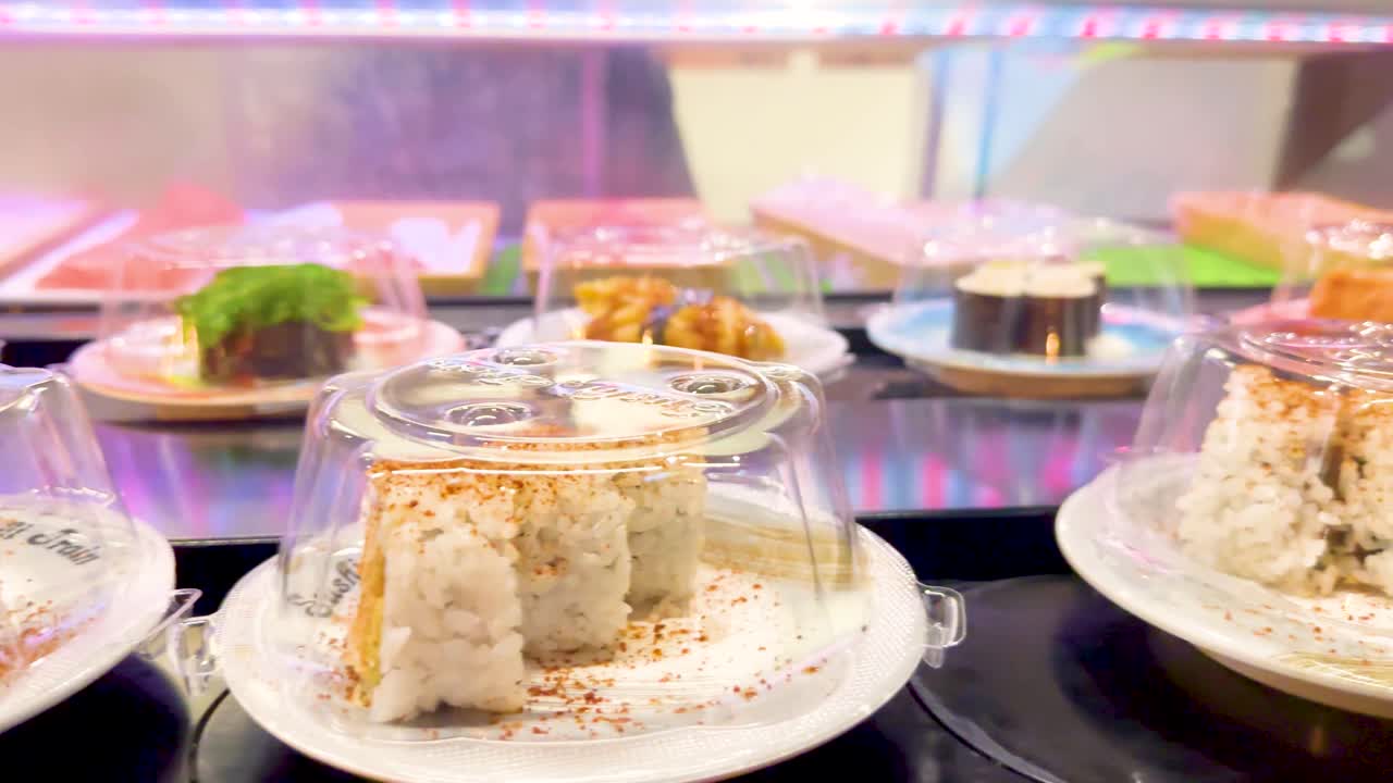 컨베이어 벨트 에 움직이는 수시 접시