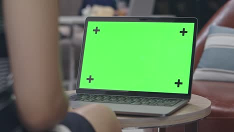 mujer en primer plano usando una pantalla de teclado cromado computadora portátil