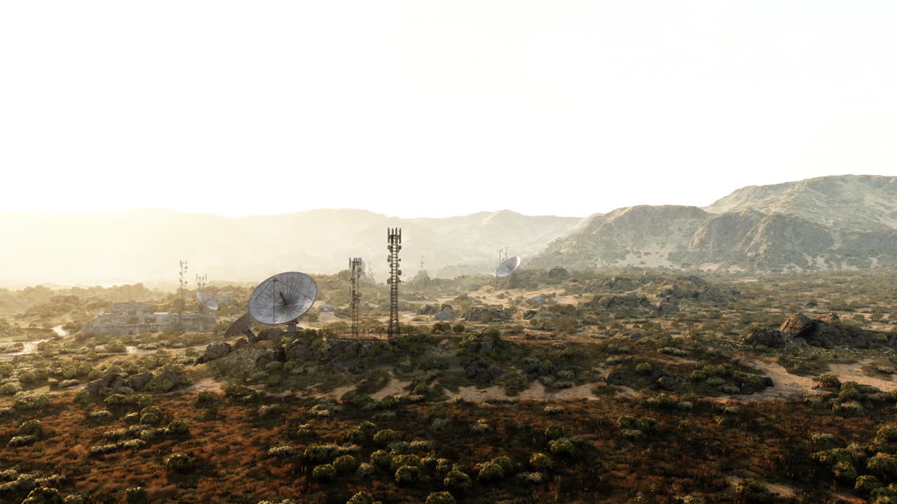 заброшенные спутниковые антенны в пустынном горном ландшафте