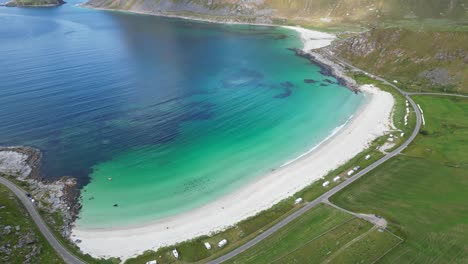 Islas-Lofoten-Vik-Y-La-Playa-De-Haukland-En-Verano-En-Noruega---Antena-4k-Inclinada-Hacia-Arriba