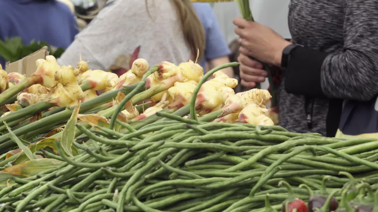주간 산타 바바라 농민 시장 캘리포니아 1에서 판매되는 신선한 유기농 농산물 채소 및 채소