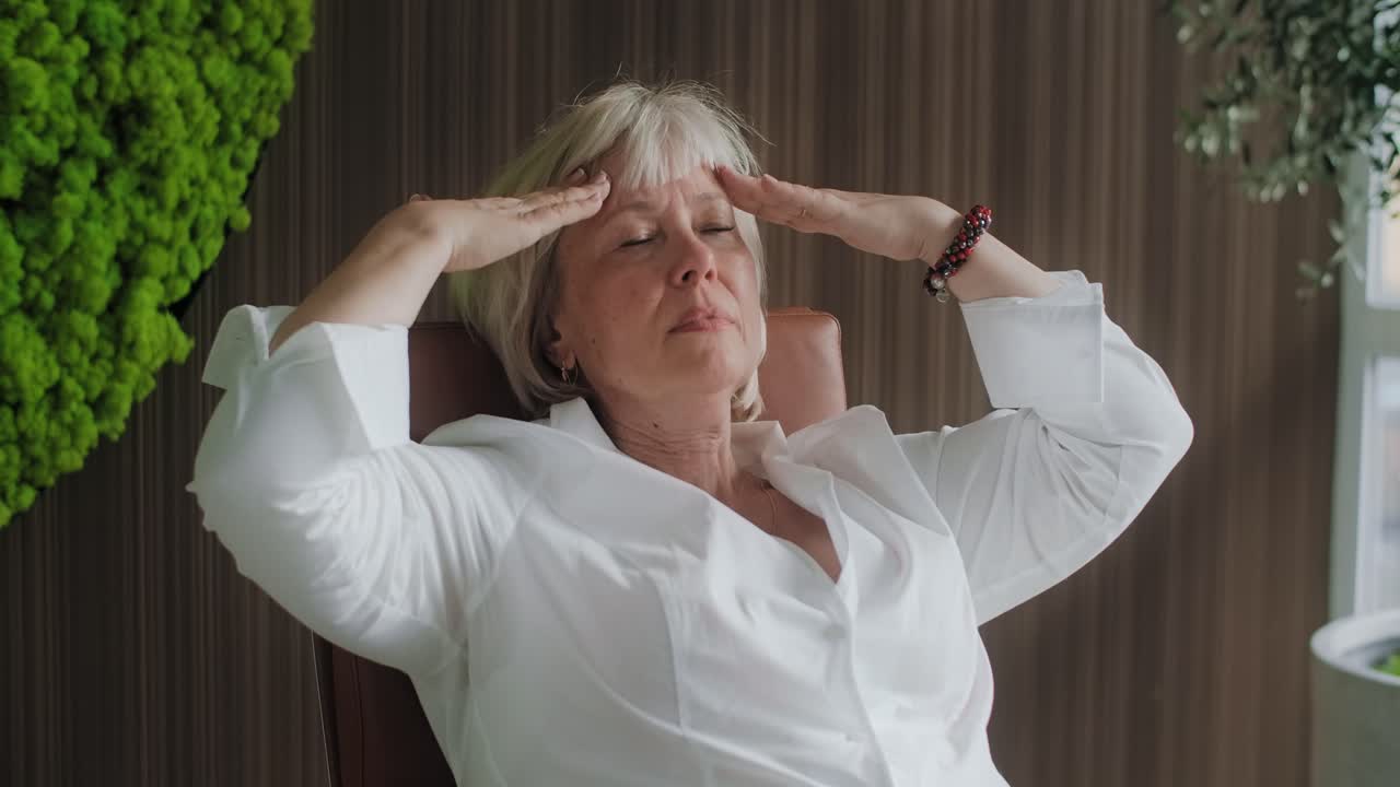 женщина испытывает головную боль