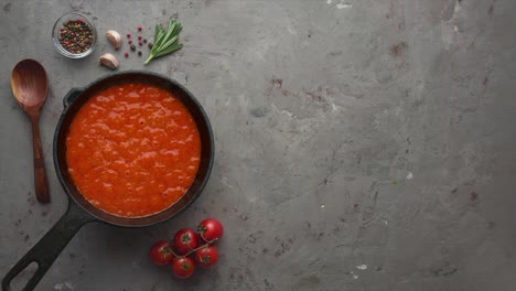 burbujeando salsa de tomate caliente para la pasta, cocinando en la sartén. vista superior