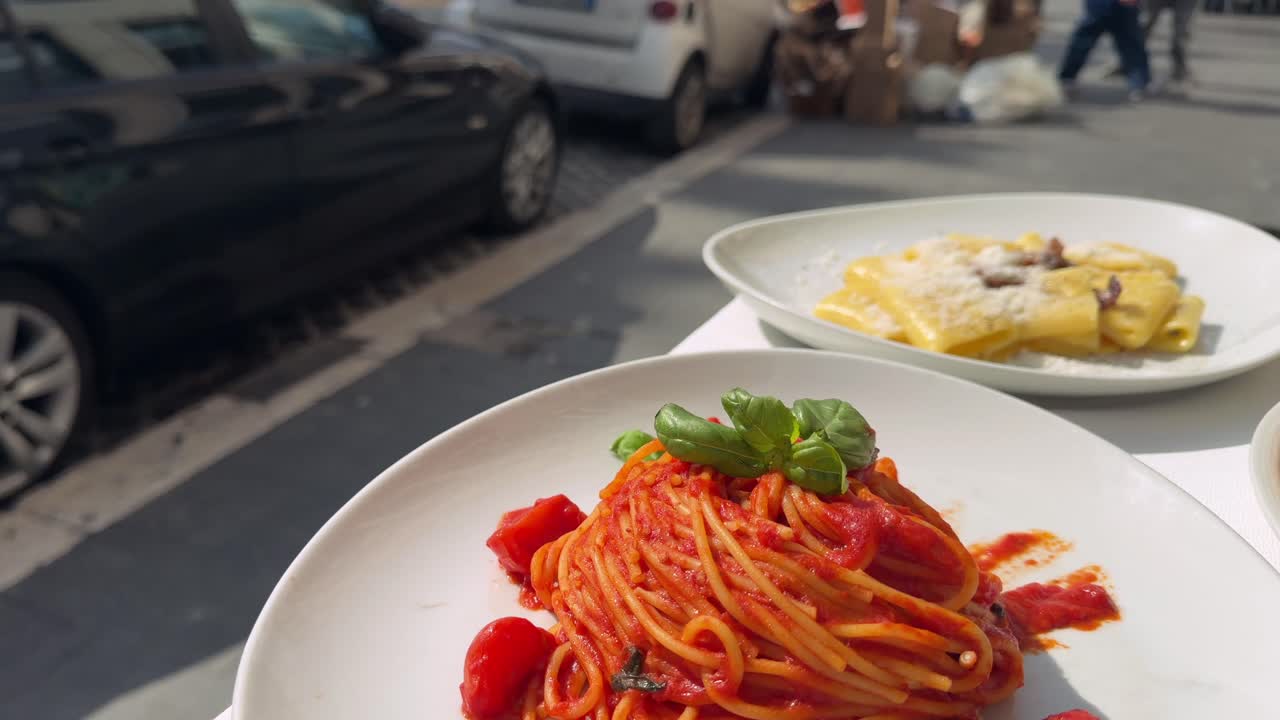 Deliziosi spaghetti con salsa di pomodoro e basilico in un ristorante cittadino all'aperto